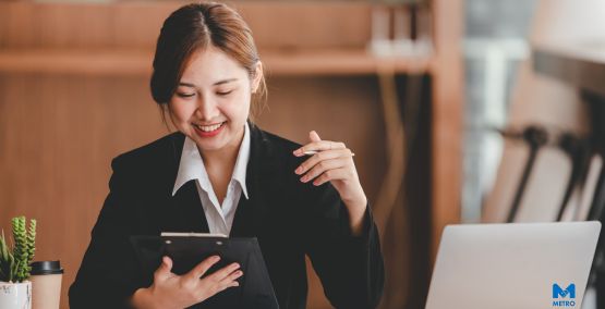 An accounts person using Metro Accounting System An accounts person using Metro Accounting System